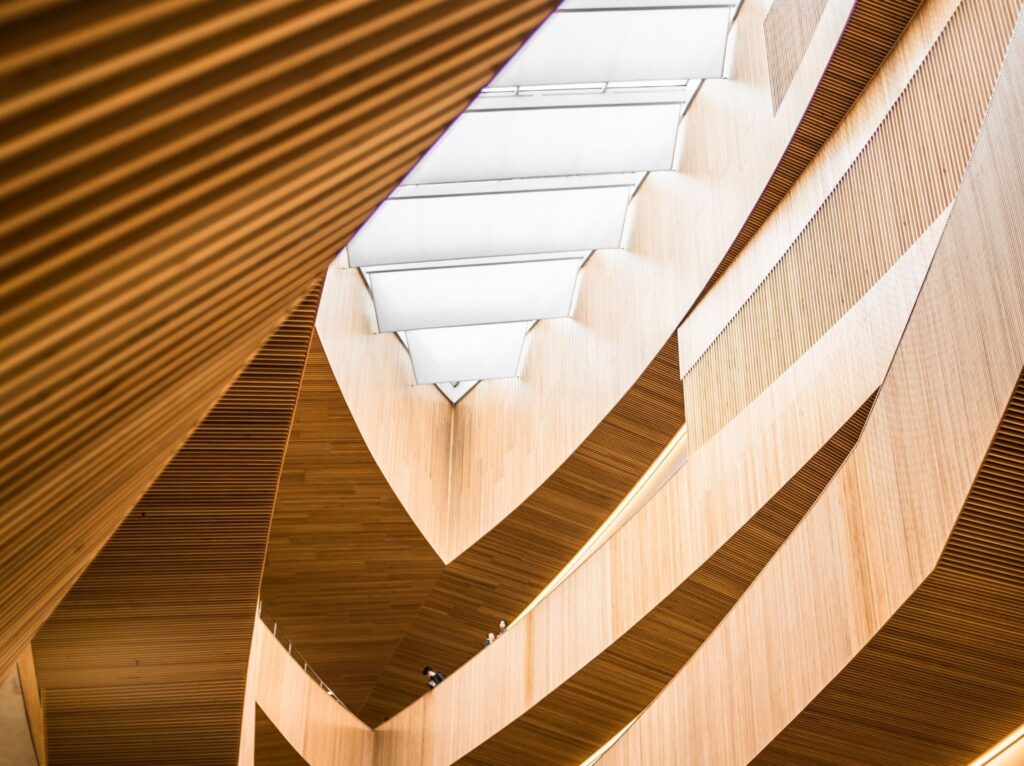 Arquitecto mostrando maqueta de proyecto a cliente